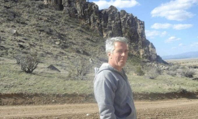 صورة للرئيس الأمريكي السابق دونالد ترامب يتحدث في مؤتمر صحفي حول القضايا الراهنة.