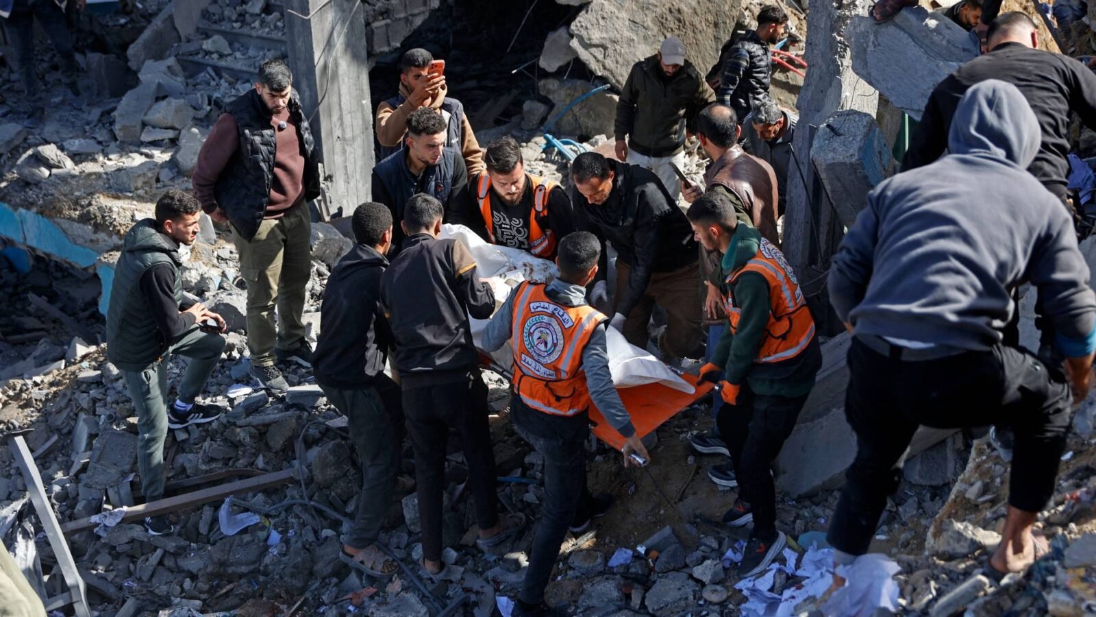 صورة أرشيفية تظهر آثار الدمار في قطاع غزة بعد قصف جوي