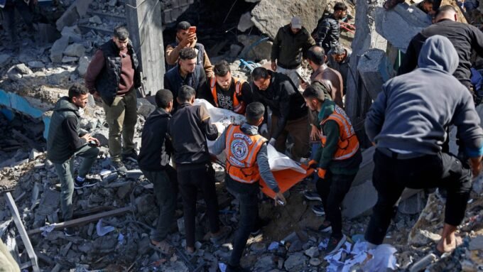 صورة أرشيفية تظهر آثار الدمار في قطاع غزة بعد قصف جوي