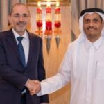 مكالمة هاتفية رفيعة المستوى: الصفدي والشيخ محمد يبحثان تطورات غزة واستقرار المنطقة 6 وزير الخارجية الأردني أيمن الصفدي ونظيره القطري الشيخ محمد بن عبد الرحمن آل ثاني خلال اجتماع سابق.