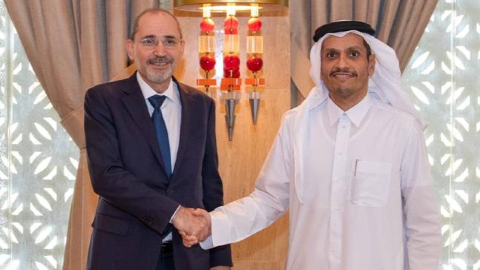 وزير الخارجية الأردني أيمن الصفدي ونظيره القطري الشيخ محمد بن عبد الرحمن آل ثاني خلال اجتماع سابق.