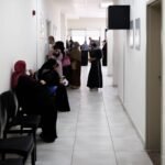 صورة لمسؤولين أردنيين وأوروبيين يتفقدون أحد المراكز الصحية التي تم تجديدها في محافظة إربد، الأردن.