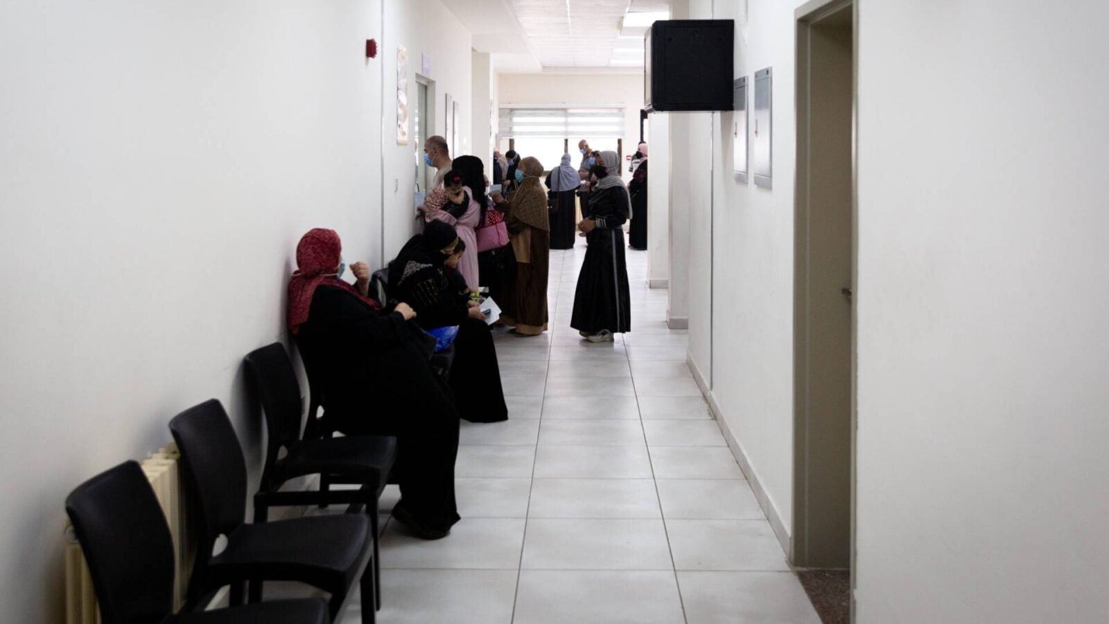 صورة لمسؤولين أردنيين وأوروبيين يتفقدون أحد المراكز الصحية التي تم تجديدها في محافظة إربد، الأردن.