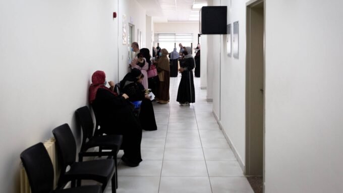 صورة لمسؤولين أردنيين وأوروبيين يتفقدون أحد المراكز الصحية التي تم تجديدها في محافظة إربد، الأردن.