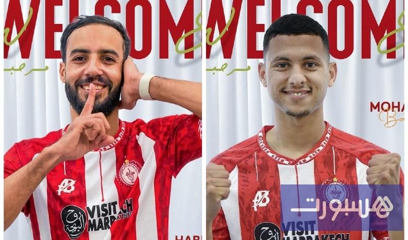 صورة للاعبين حبيب الله الدحماني ومحمد بطاح بقميص الكوكب المراكشي بعد توقيع العقد.