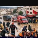 صورة تظهر أمطارًا غزيرة أو فيضانات في منطقة شمال المغرب، مع إشارة إلى تعليق الدراسة.