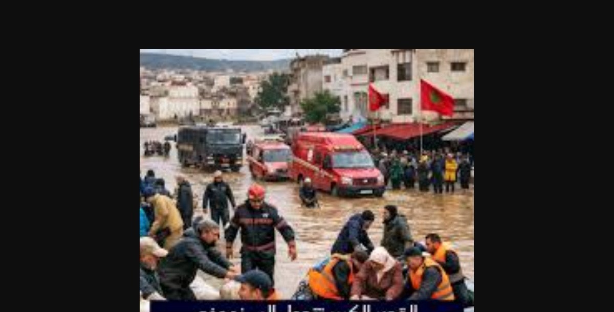 صورة تظهر أمطارًا غزيرة أو فيضانات في منطقة شمال المغرب، مع إشارة إلى تعليق الدراسة.