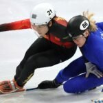 التغذية المثلى لأبطال الأولمبياد الشتوي: استراتيجيات الأكل والتوقيت لقمة الأداء 2 رياضيون أولمبيون يتناولون وجبات صحية في قرية الألعاب الشتوية