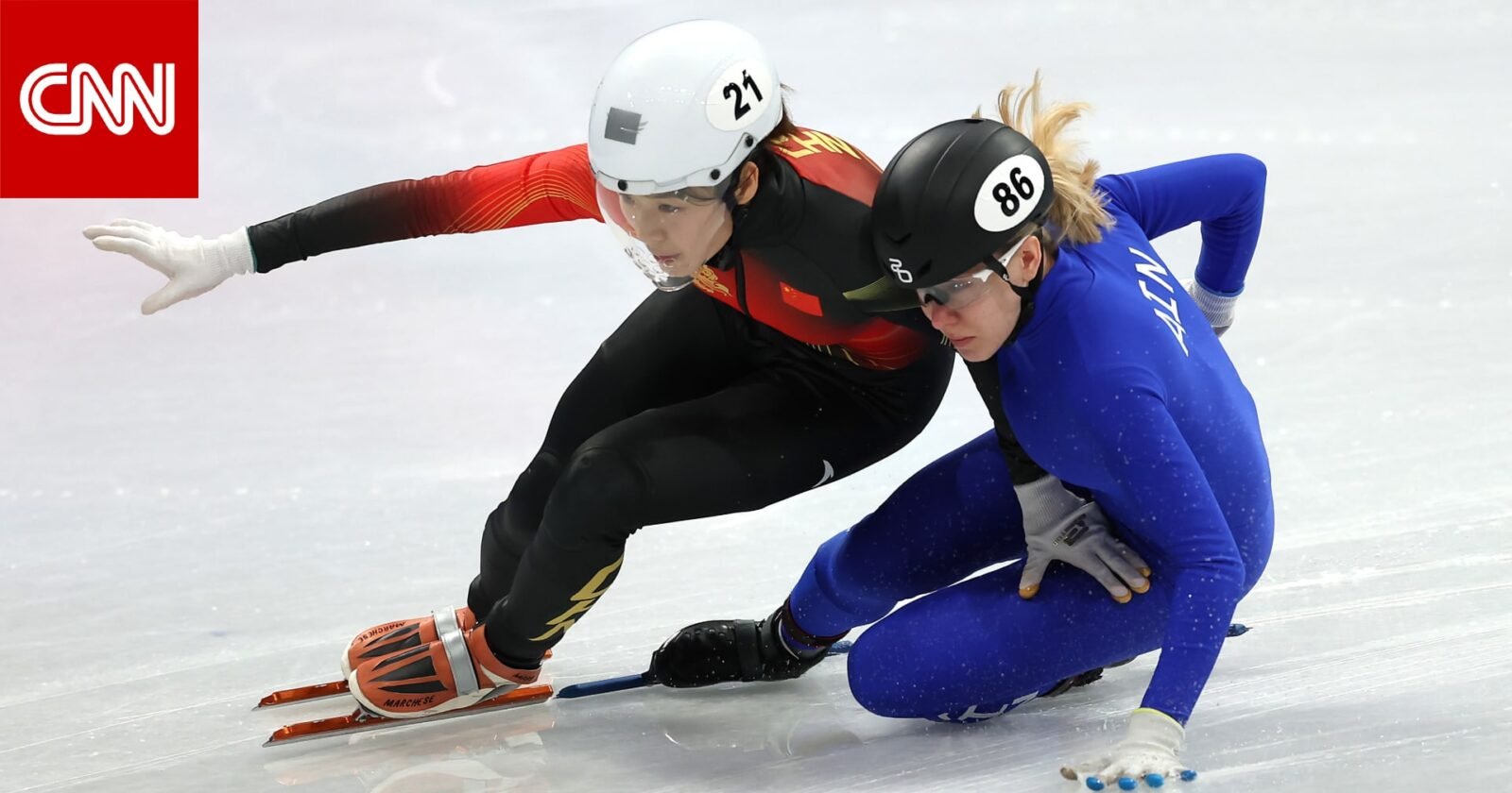 التغذية المثلى لأبطال الأولمبياد الشتوي: استراتيجيات الأكل والتوقيت لقمة الأداء 3 رياضيون أولمبيون يتناولون وجبات صحية في قرية الألعاب الشتوية