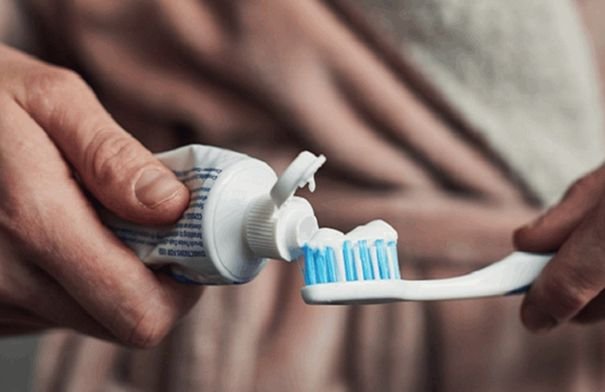 صورة لفرشاة أسنان جديدة ونظيفة بجانب فرشاة أسنان قديمة ومهترئة، مع التركيز على أهمية استبدالها بانتظام.