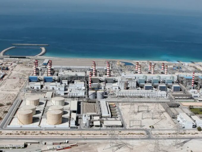 صورة لمحطة تحلية مياه حديثة في المغرب، ترمز للتحديات الاقتصادية والمالية المرتبطة بإنتاج وتوزيع المياه المحلاة.