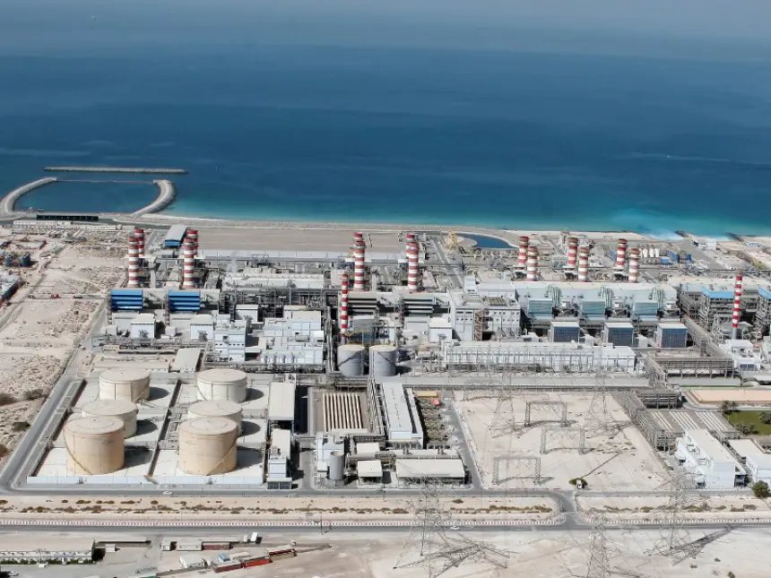 صورة لمحطة تحلية مياه حديثة في المغرب، ترمز للتحديات الاقتصادية والمالية المرتبطة بإنتاج وتوزيع المياه المحلاة.