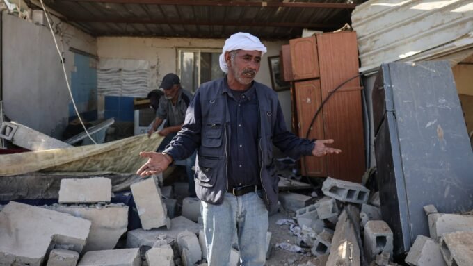 مواطن فلسطيني يقف وسط أنقاض منزله المهدم في قرية الديوك التحتا شمال غرب أريحا.