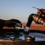 صورة أرشيفية تظهر شاحنة وقود أو معبر حدودي بين سوريا ولبنان، تعكس حركة تهريب المحروقات.