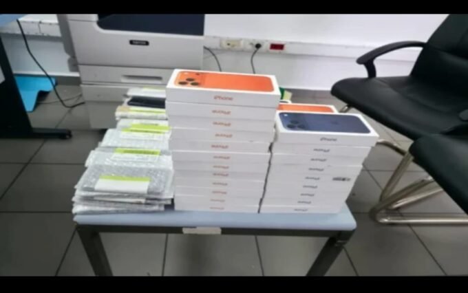 صورة لهواتف آيفون محجوزة من قبل الجمارك في مطار مراكش.