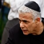 صورة ليائير لابيد، زعيم المعارضة الإسرائيلية، يتحدث في مؤتمر صحفي.
