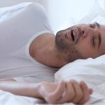 الشخير المتقطع: إنذار صامت يهدد صحة القلب بنسبة 82% 6 صورة توضيحية لشخص نائم يعاني من الشخير المتقطع، مع رسم بياني يوضح تأثير ذلك على صحة القلب.