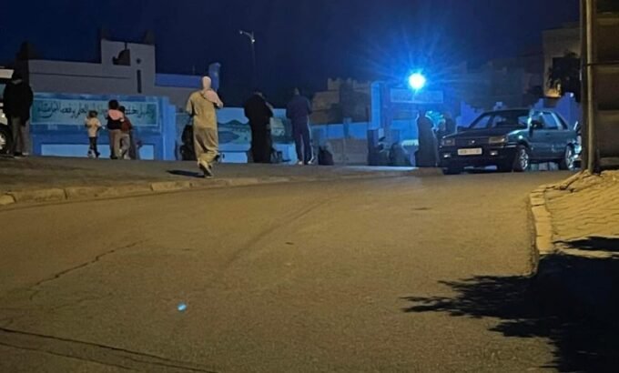 صورة توضيحية لساعة حائط أو شروق الشمس في الصباح الباكر