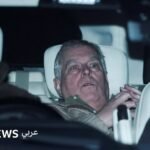 توقيف الأمير أندرو: سابقة تاريخية تهز العائلة الملكية البريطانية 4 صورة للأمير أندرو يظهر عليه الإرهاق والذهول في المقعد الخلفي لسيارة الشرطة بعد توقيفه.