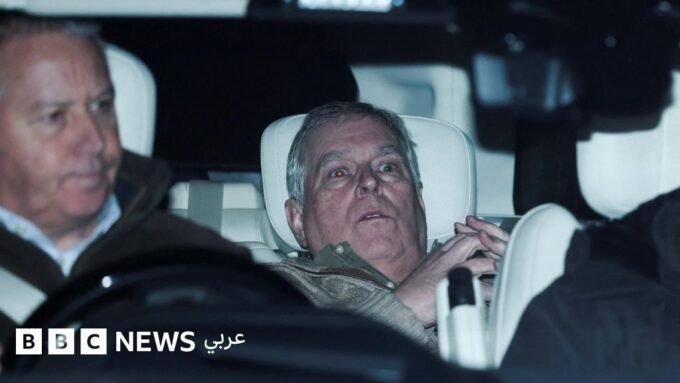 توقيف الأمير أندرو: سابقة تاريخية تهز العائلة الملكية البريطانية 7 صورة للأمير أندرو يظهر عليه الإرهاق والذهول في المقعد الخلفي لسيارة الشرطة بعد توقيفه.