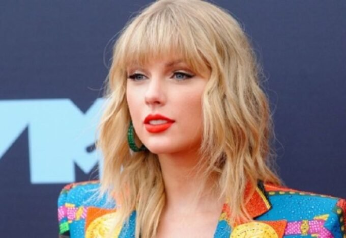 صورة لتيلور سويفت تحتفل بفوزها بلقب الفنانة الأكثر مبيعًا عالميًا من IFPI للمرة السادسة.