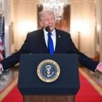 صورة للرئيس دونالد ترامب مع خلفية ترمز للعلاقات الأمريكية الإيرانية أو القوة العسكرية.