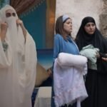 الخمار الأسود في 'بنات لالة منانة': جدل الهوية والدين يتصاعد على الشاشة المغربية 4 صورة من مسلسل بنات لالة منانة تظهر شخصية ترتدي الخمار الأسود