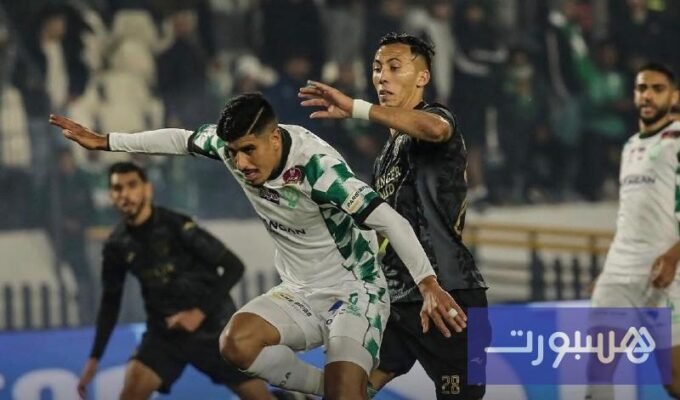 صورة لحكم مباراة الرجاء واتحاد طنجة نوفل نشيط أو لقطة جدلية من المباراة تتعلق بقرارات الفار.