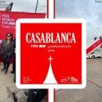 صورة لفعالية ترويجية لشركة كوكا كولا في الدار البيضاء، تظهر فيها مؤثرون، مع خلفية ترمز للفيضانات في شمال المغرب.