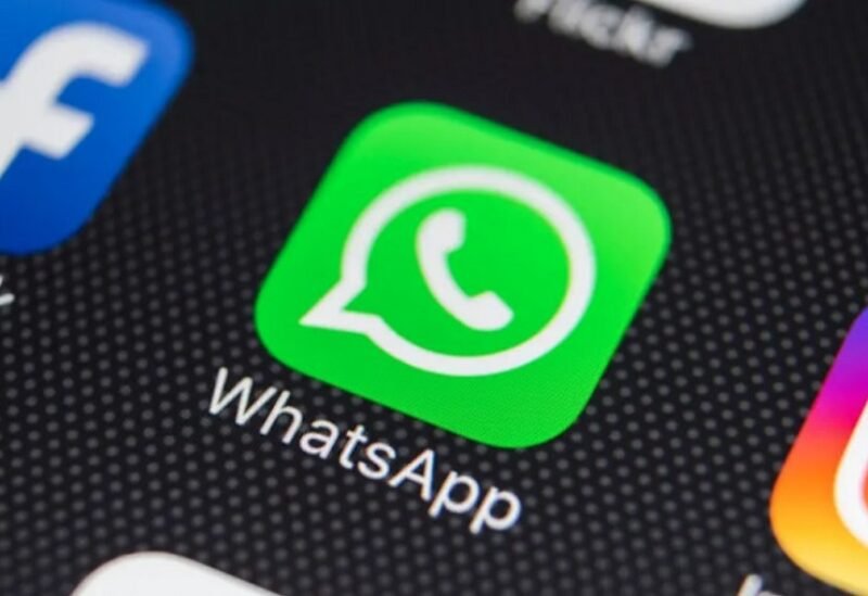 واتساب يطلق ميزة جدولة الرسائل لمستخدمي آيفون: تعزيز للتحكم والتواصل 3 شاشة هاتف آيفون تعرض تطبيق واتساب مع أيقونة أو خيار لجدولة الرسائل الجديدة.