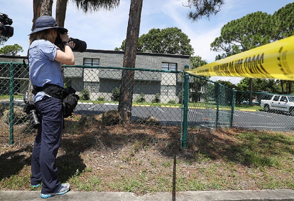 صورة توضيحية لوسائل التواصل الاجتماعي والتحقيق في جريمة قتل جماعي في فلوريدا.