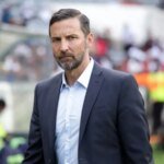 المدرب جوزيف زينباور خلال مباراة لشبيبة القبائل