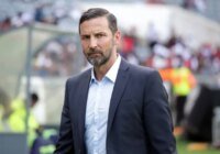 المدرب جوزيف زينباور خلال مباراة لشبيبة القبائل