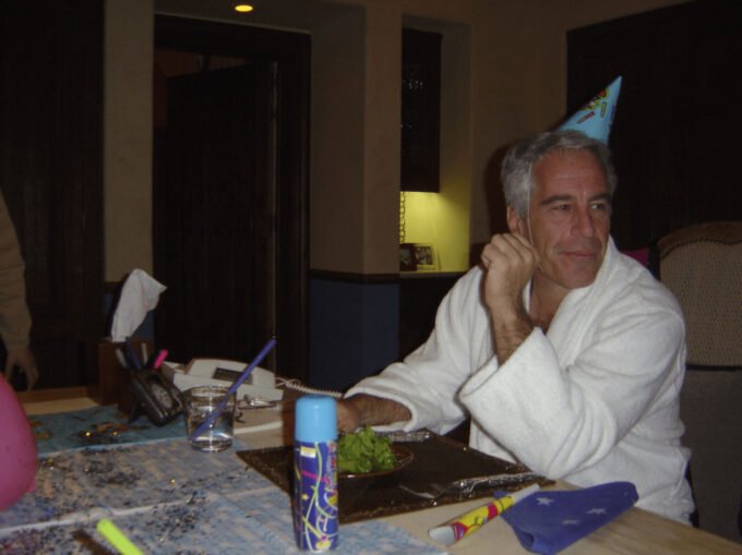 صورة أرشيفية للمجرم جيفري إبستين، تظهر اهتمامه بشركة بالانتير وعلاقاتها.