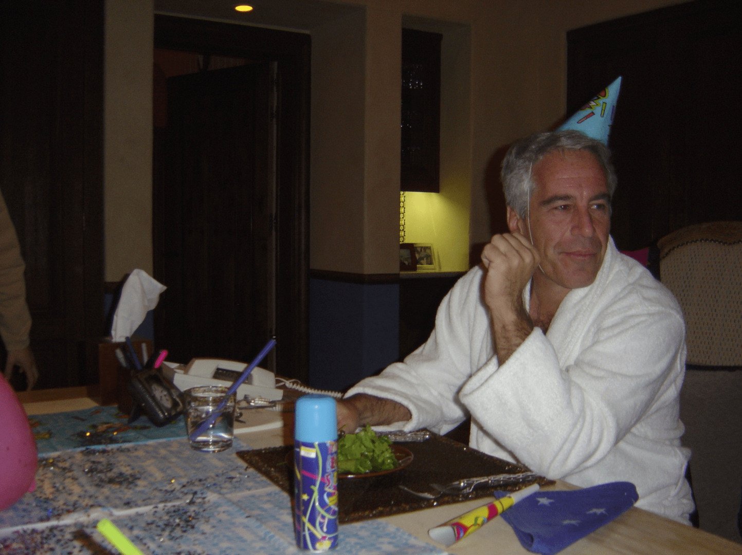 صورة أرشيفية للمجرم جيفري إبستين، تظهر اهتمامه بشركة بالانتير وعلاقاتها.