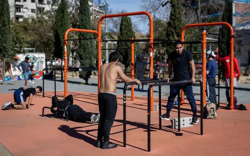 شاب مغربي يحول غرامة شرطة إلى إلهام مجتمعي: حاتم الأزهري يتوج بجائزة أميرة جيرونا الاجتماعية 3 حاتم الأزهري