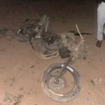 أولاد تايمة: حادث دراجة نارية خطير يثير قلقًا حول السلامة الطرقية 6 صورة لدراجة نارية متضررة في موقع حادث سير بمدار دائري في أولاد تايمة، مع وجود سيارات الإسعاف والشرطة.