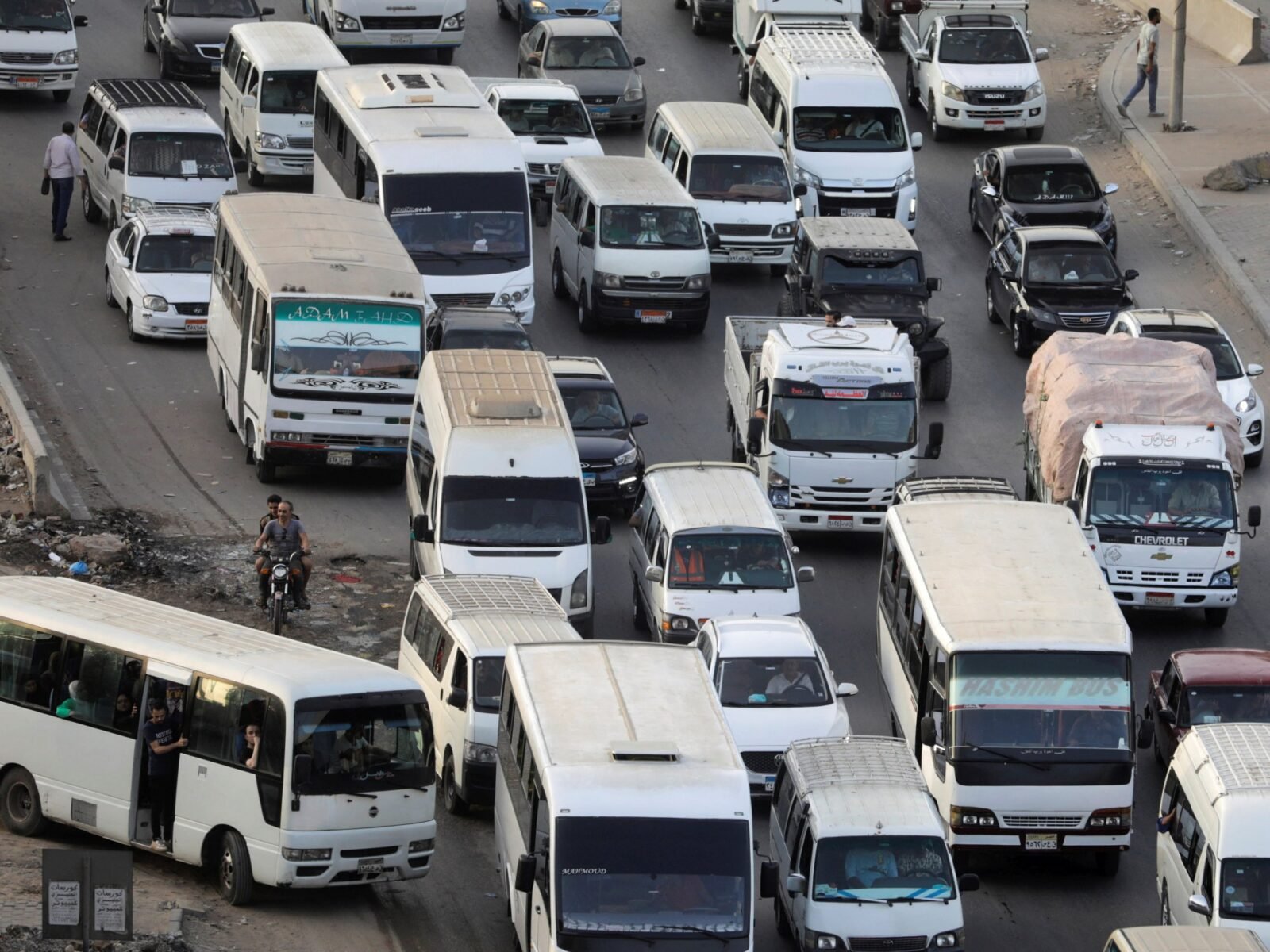 مركبات في حركة المرور بمحافظة القليوبية، شمال القاهرة، مصر عام 2022.