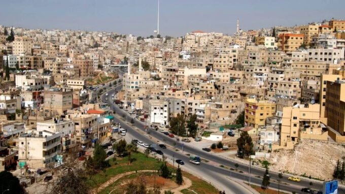 صورة توضيحية لخرائط الطقس أو سماء ملبدة بالغيوم في الأردن