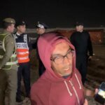 حاوية شحن ضخمة ملقاة على رمال شاطئ عين الذياب بالدار البيضاء، مع تواجد عناصر من السلطات المحلية والأمنية حولها.