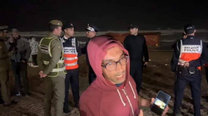 الدار البيضاء: الأمواج تقذف حاوية شحن غامضة إلى شاطئ عين الذياب واستنفار أمني 6 حاوية شحن ضخمة ملقاة على رمال شاطئ عين الذياب بالدار البيضاء، مع تواجد عناصر من السلطات المحلية والأمنية حولها.