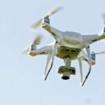 طائرة درون محجوزة وعناصر الدرك الملكي في موقع التدخل بتغازوت.