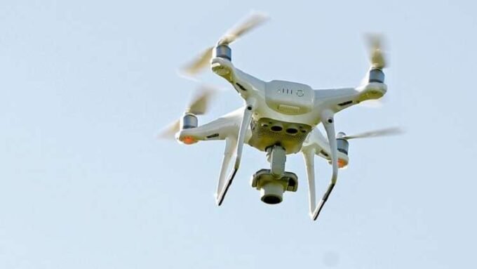 طائرة درون محجوزة وعناصر الدرك الملكي في موقع التدخل بتغازوت.