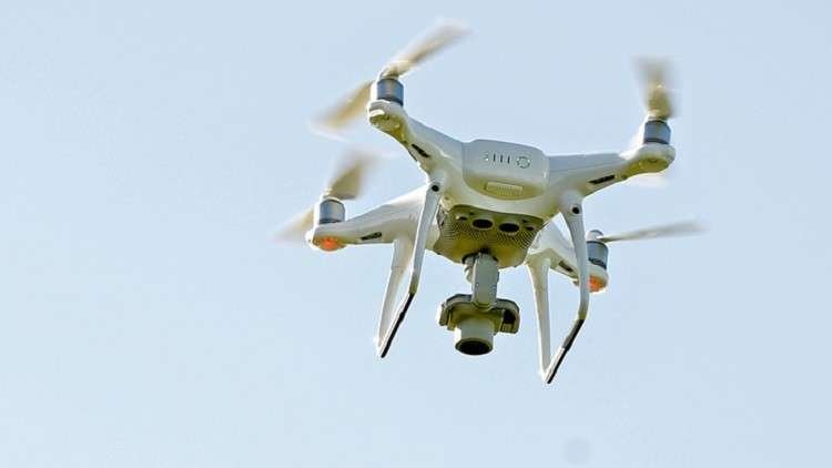 طائرة درون محجوزة وعناصر الدرك الملكي في موقع التدخل بتغازوت.