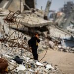 طفلة فلسطينية مصابة تنتظر العلاج في غزة، رمزًا لمعاناة المرضى.