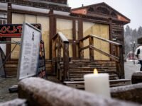 مدخل بار 'لو كونستلاسيون' بعد حريق رأس السنة في كرانز-مونتانا، سويسرا.