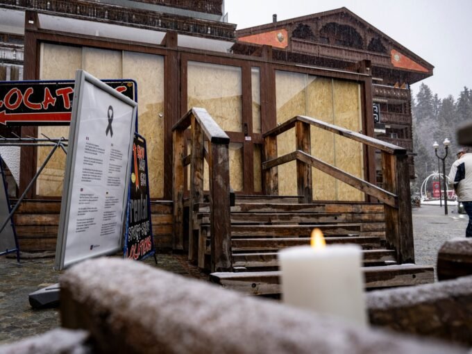 مدخل بار 'لو كونستلاسيون' بعد حريق رأس السنة في كرانز-مونتانا، سويسرا.