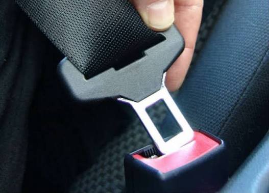 تحذير صارم: تجاهل حزام الأمان في سيارات الأجرة يهدد الأرواح 6 حزام الأمان في سيارة أجرة