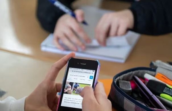 طلاب يضعون هواتفهم في خزائن قبل دخول الفصل الدراسي في بوليفيا