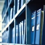 صورة توضيحية لمقررات جماعية مكدسة في أرشيف، ترمز إلى التحديات الإدارية في جماعات الدار البيضاء-سطات.